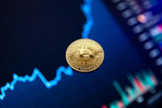 A grande oscilação do preço do Bitcoin tem preocupado os investidores.