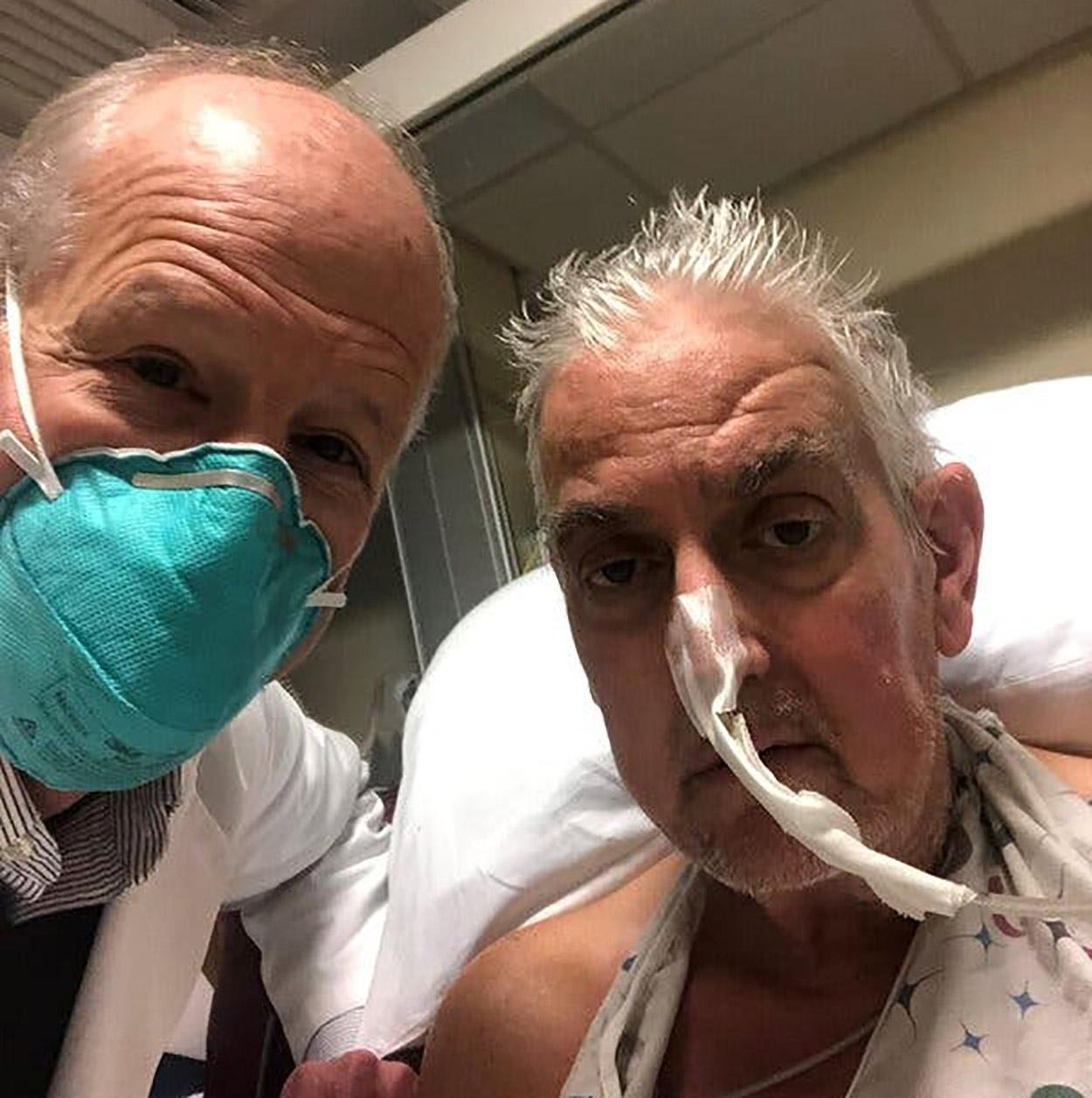 Dr. Griffith e David Bennett após a cirurgia. (Fonte: Faculdade de Medicina da Universidade de Maryland/Divulgação)