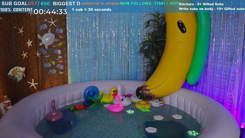 O cenário das lives contém brinquedos infláveis (Fonte: Amouranth/Twitch/Reprodução)