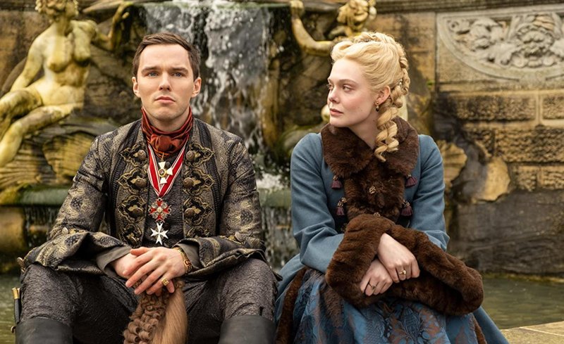 Nicholas Hoult e Elle Fanning em 'The Great'.