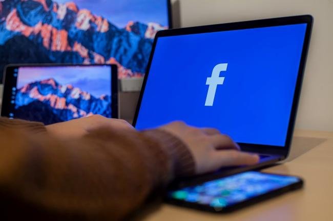 Os trabalhadores fazem a moderação do Facebook e do WhatsApp.