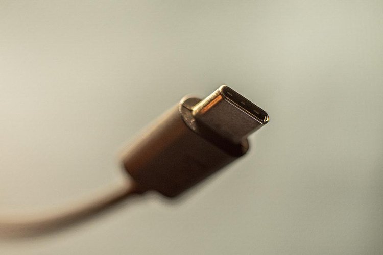 A venda separada de smartphone e carregador é caracterizada como "venda casa", prática abusiva conforme o artigo 39 e incisos do CdC.