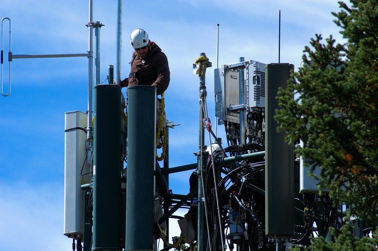 Instalação de torres de celular na periferia paulistana receberá incentivo. (Fonte: Pixabay/Mike Goad/Reprodução)