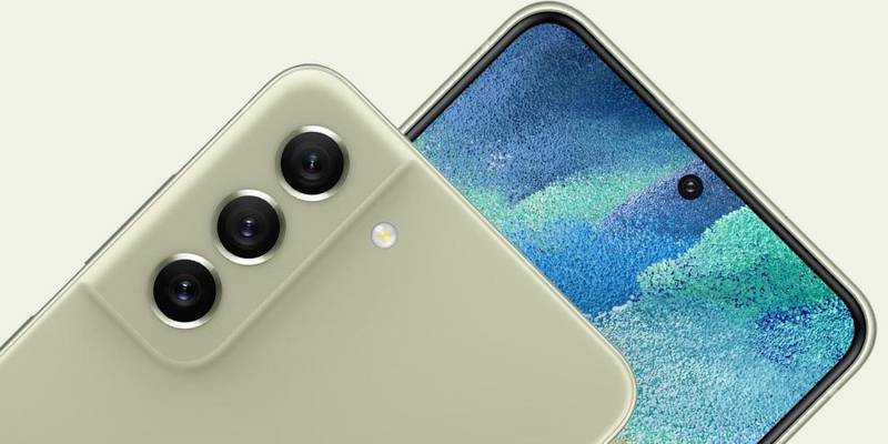 O conjunto triplo de câmeras do S21 FE e a principal de 12MP. (Fonte: Samsung/Divulgação)
