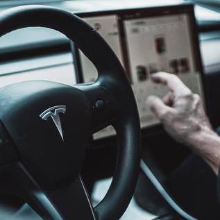 Imagem de Desenvolvedor instala sistema Apple CarPlay em Tesla Model 3