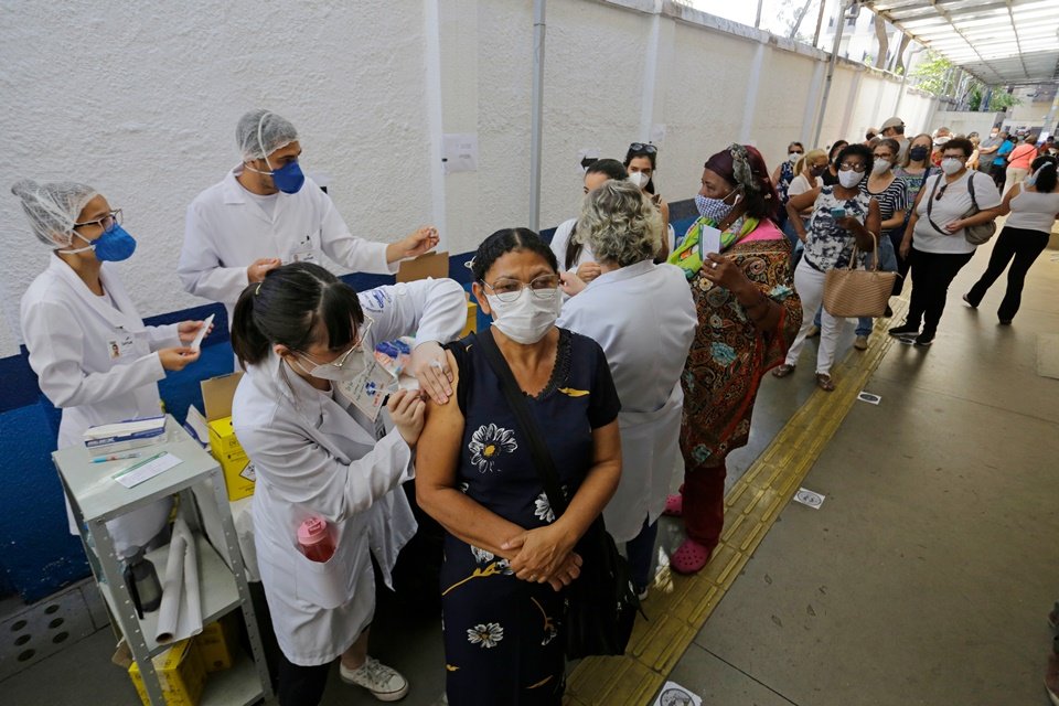 ‘Pode beber depois da vacina?’ foi a pesquisa mais feita no Brasil