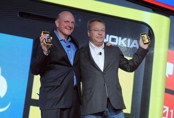 O CEO da Microsoft, Steve Ballmer, e o então chefe da Nokia, Stephen Elop.