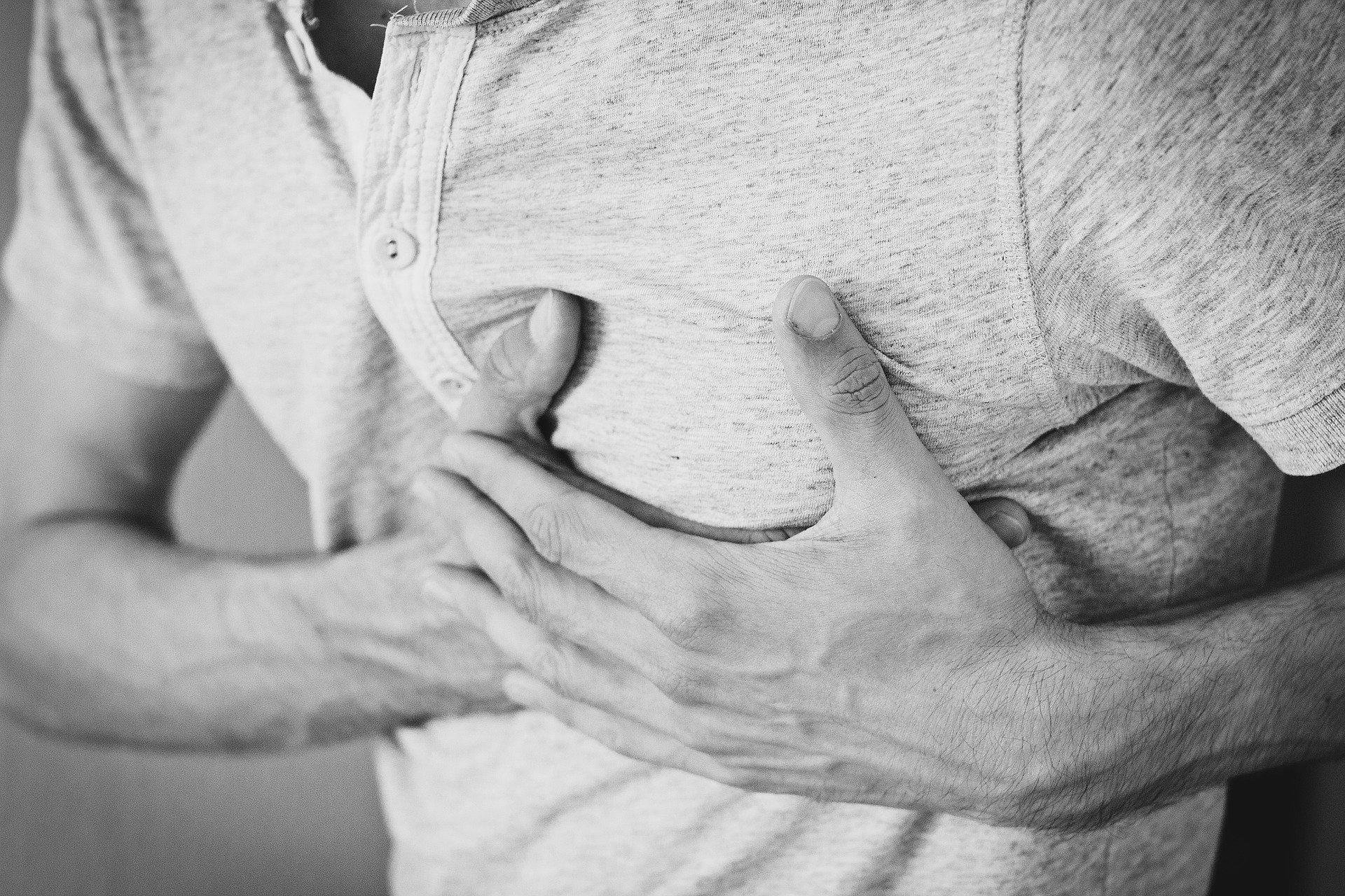 Dor no peito pode ser um sintoma de doenças cardiovasculares (Fonte: Pixabay/Pexels)