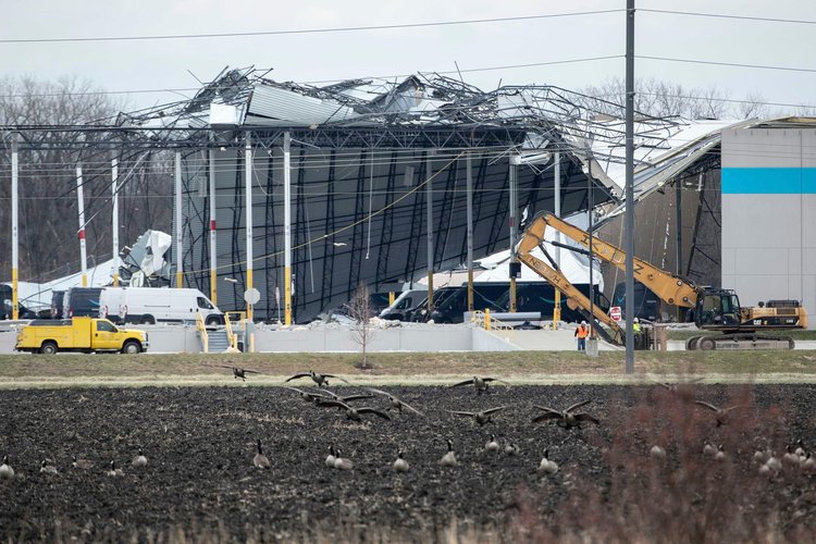 Escombros do armazém da Amazon atingido por tornado no dia 11 de dezembro de 2021 (Fonte: Associated Press/Reprodução/Foto por Daniel Schular)