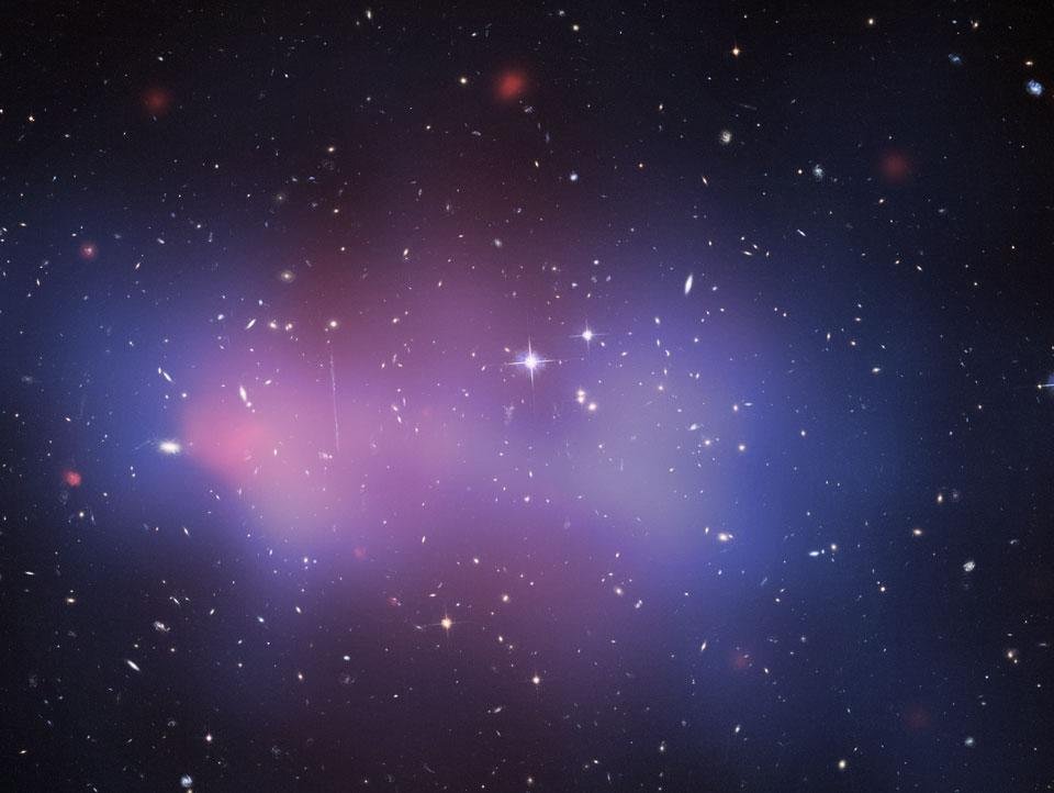 Distribuição do gás (em rosa) e da matéria escura (em azul) no aglomerado de galáxias "El Gordo".