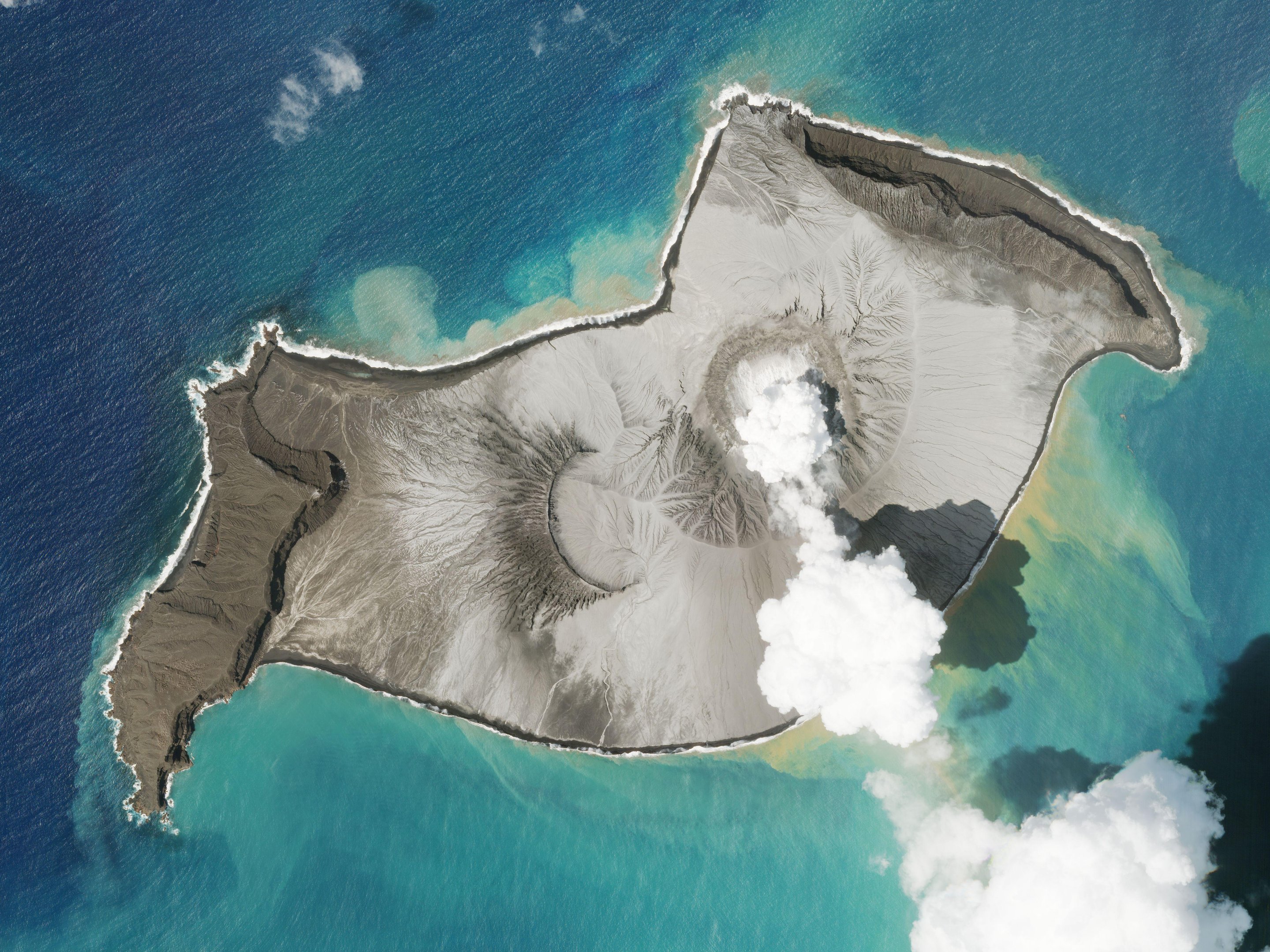 Foto de satélite mostrando nuvem de fumaça dias antes da erupção do vulcão em ilha próxima de Tonga. (Fonte: Planet Labs PBC/Reprodução)