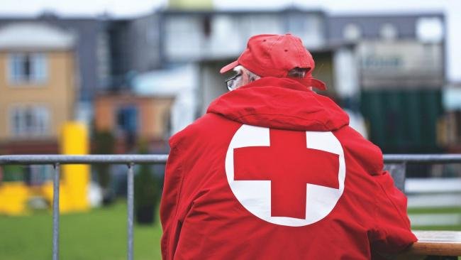 A Cruz Vermelha presta assistência humanitária em vários países.