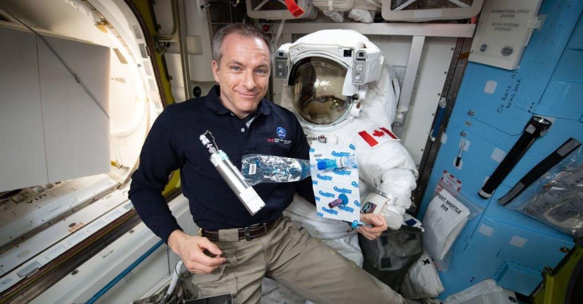 David St-Jacques, um dos astronautas participantes da pesquisa, em sua missão na Estação Espacial Internacional. Junto dele, estão os materiais utilizados para coletar e armazenar suas amostras de ar