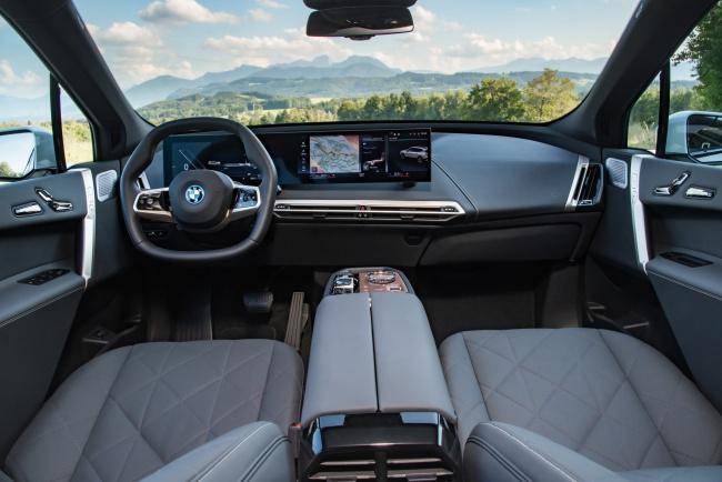 Interior do SUV elétrico.