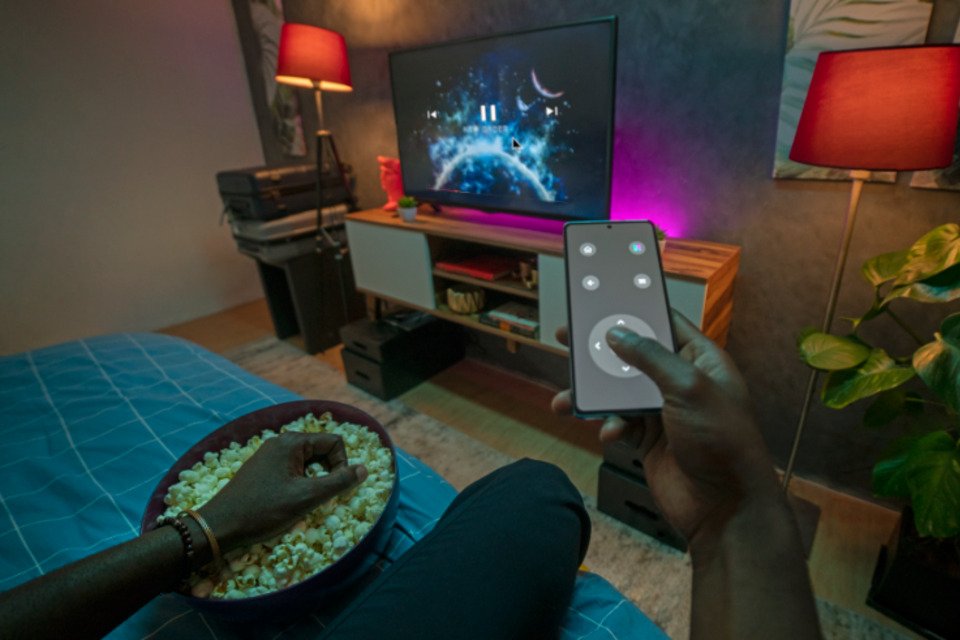 Que tal jogar games mobile com controle diretamente na sua TV?
