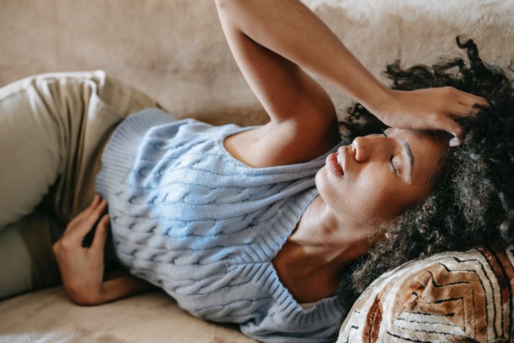 A enxaqueca pode acontecer associada a outros sintomas como náuseas, vômitos e tonturas (Fonte: Pexels/Sora Shimazaki)
