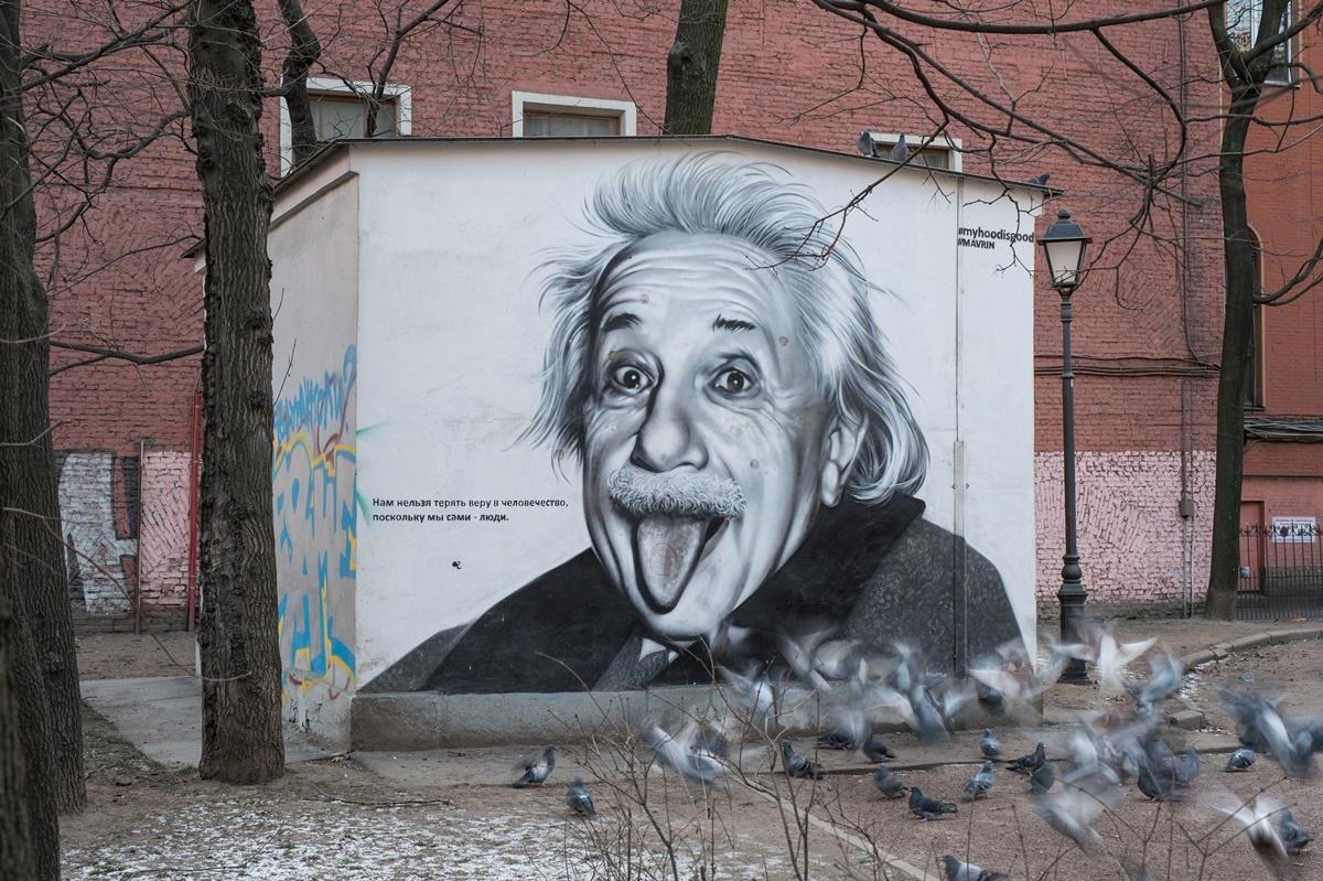 Retrato do cientista Albert Einstein (1879-1955) em parede de São Petersburgo (Rússia)