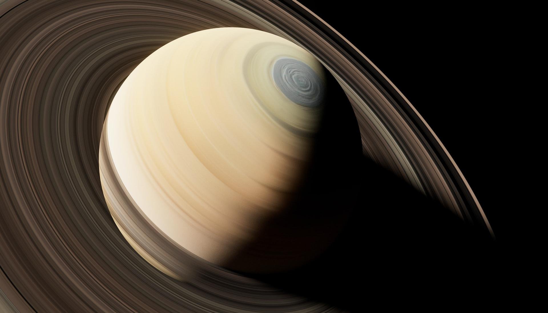 Saturno é famoso pelos seus anéis (Fonte: Unplash/Planet Volumes)