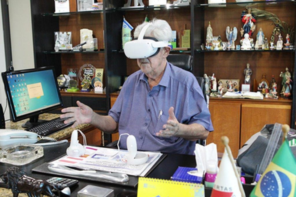 Prefeito Odelmo Leão usando um óculos de realidade virtual