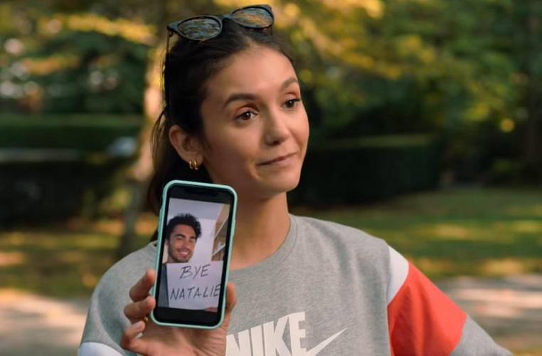Personagem de Nina Dobrev passa por um caso de Catfish em Um Match Surpresa. (Netflix/Reprodução)