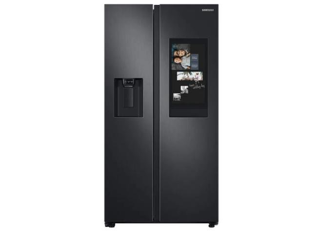 A geladeira tem duas portas e compressor digital inverter.