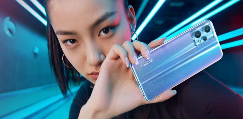 O visual do realme 9 Pro na cor original, em azul.