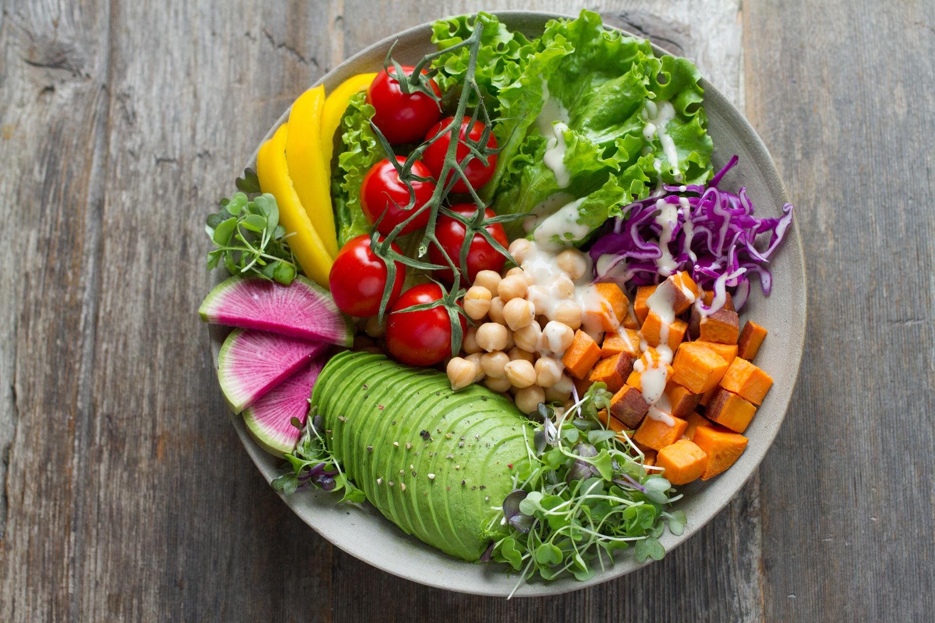 Consumir alimentos saudáveis pode trazer mais saúde mental (Fonte: Unplash/Anna Pelzer)