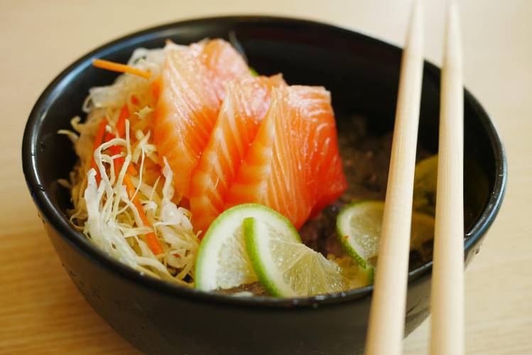 Peixes como o salmão são boas fontes de ômega 3 (Fonte: Unplash/Towfiqu barbhuiya)