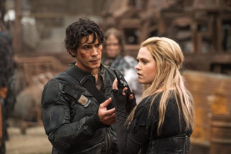 Eliza Taylor e Bob Morley em 'The 100'.