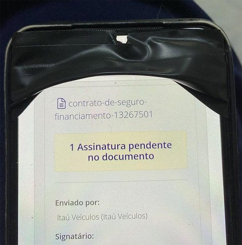 Golpistas cobrem tela do celular com fita para vítima não perceber o app de banco