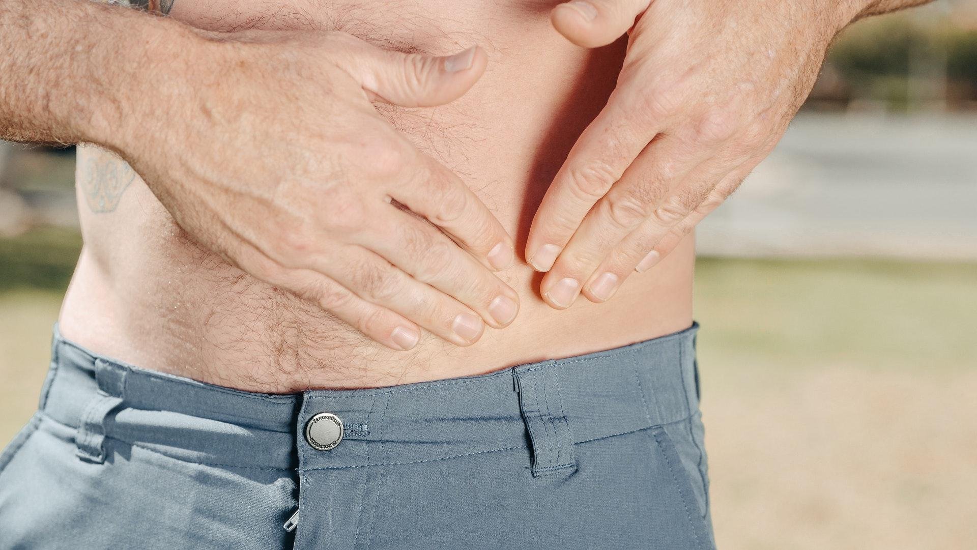 A dor abdominal é o sintoma mais característico da Doença de Crohn (Fonte: Pexels/Kindel)