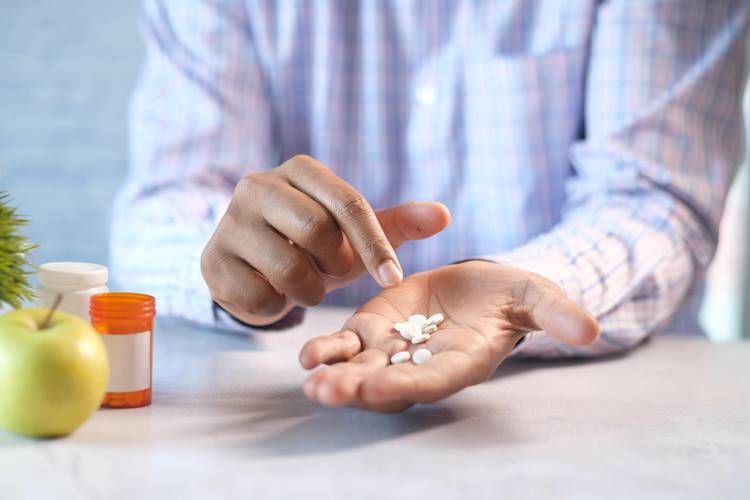Um médico poderá receitar antibiótico para tratar infecções (Fonte: Unplash/Towfiqu barbhuiya)