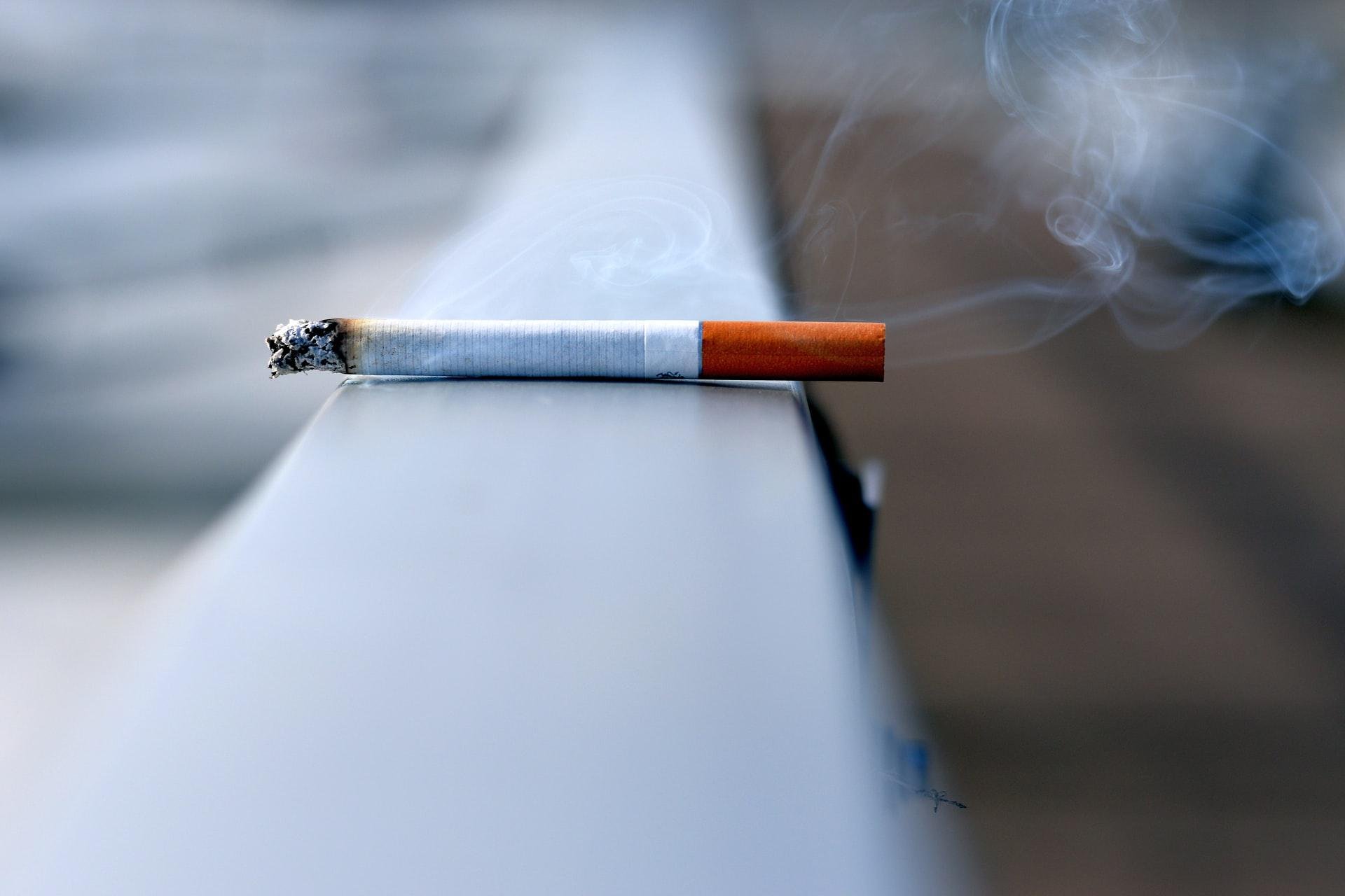 O fumo é um grande vilão, responsável por casos de dor de garganta (Fonte: Unplash/Andres Siimon)