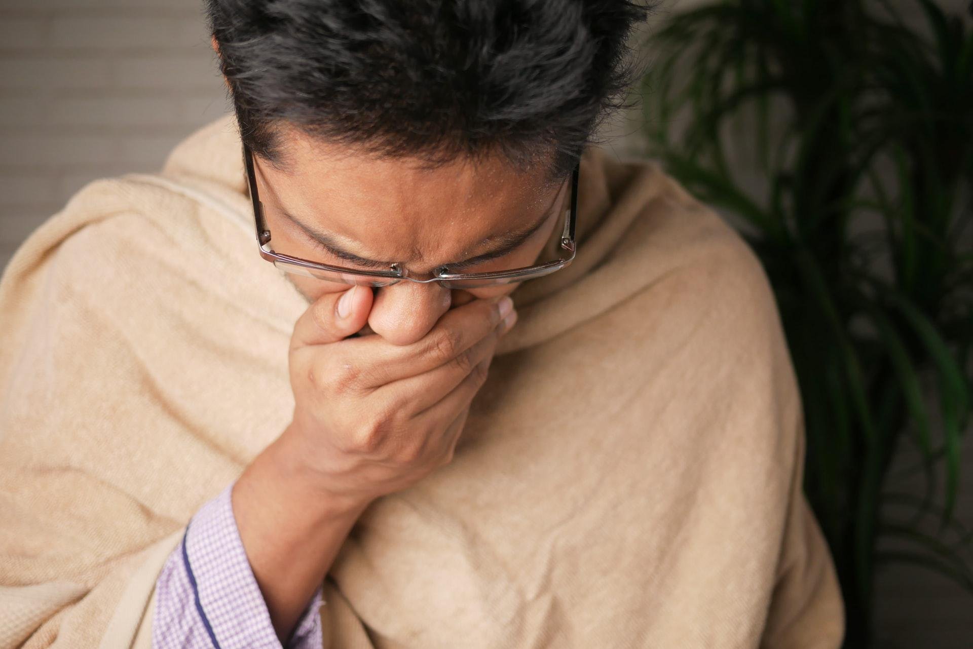 Quando causada por resfriados, a dor de garganta pode ser acompanhada de coriza e espirros (Fonte: Unplash/Towfiqu barbhuiya)