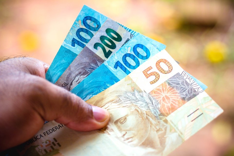Brasileiros já podem consultar dinheiro esquecido em bancos; confira - TecMundo