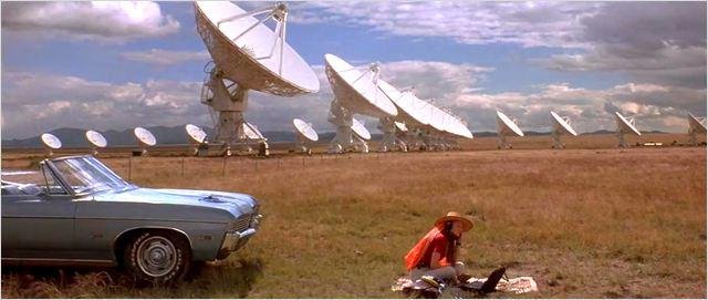 Imagem do filme Contato mostrando a busca de vida extraterrestre com radiotelescópios. 