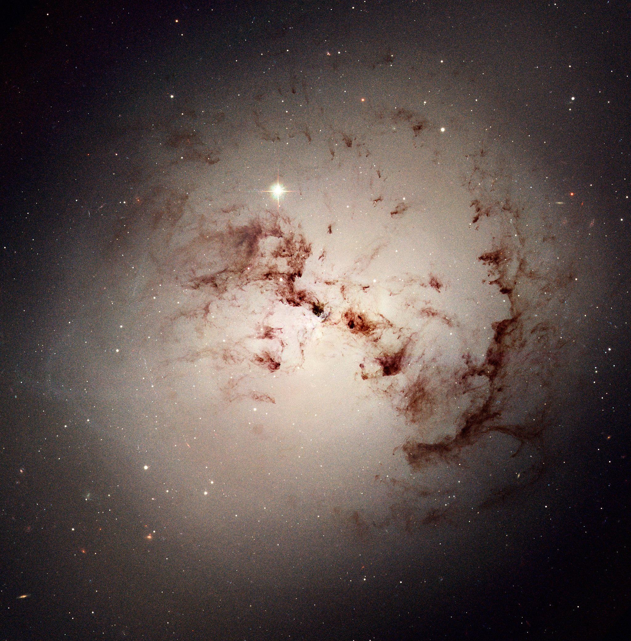 A galáxia NGC 1316 é do tipo elíptica (Fonte: Wikimedia Commons/NASA)