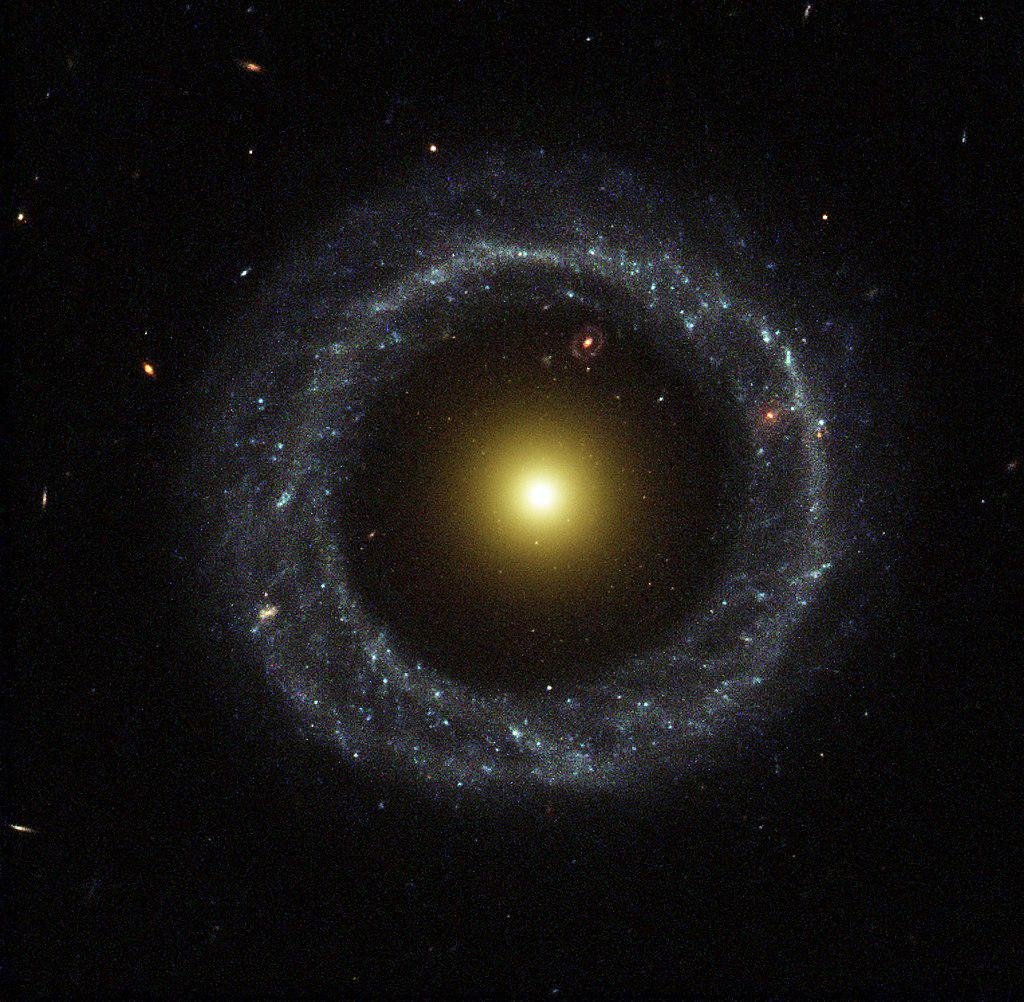 Uma galáxia irregular, em forma de anel, chamada Objeto do Hoag (Fonte: Wikimedia Commons/NASA)