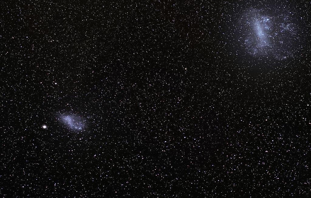 A Grande e Pequena Nuvem de Magalhães, que podem ser vistas a olho nu, são galáxias (Fonte: Wikimedia Commons/ESO)