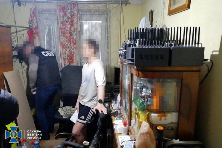Agente da SSU desmantelando uma bot farm. (Fonte: SSU/Divulgação.)