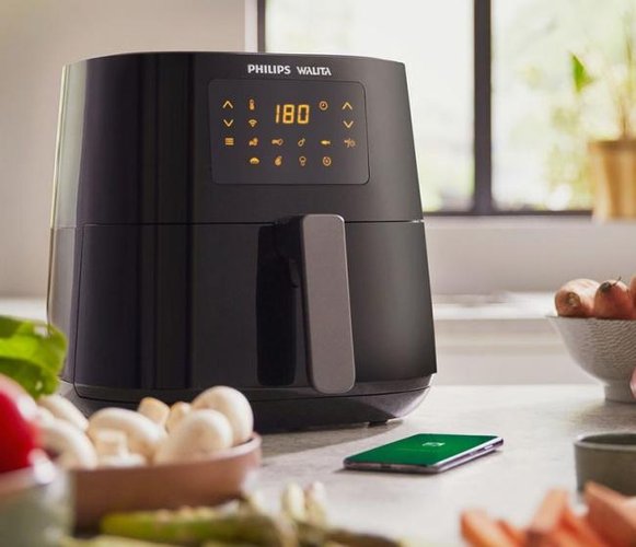 A airfryer conectada tem capacidade para 4,6 litros.