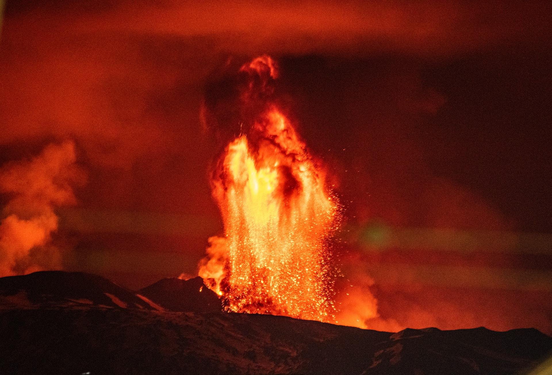 Vulcões são os cones formados pela erupção de magma do interior da Terra na forma de lava (Fonte: Unplash/Piermanuele Sberni)