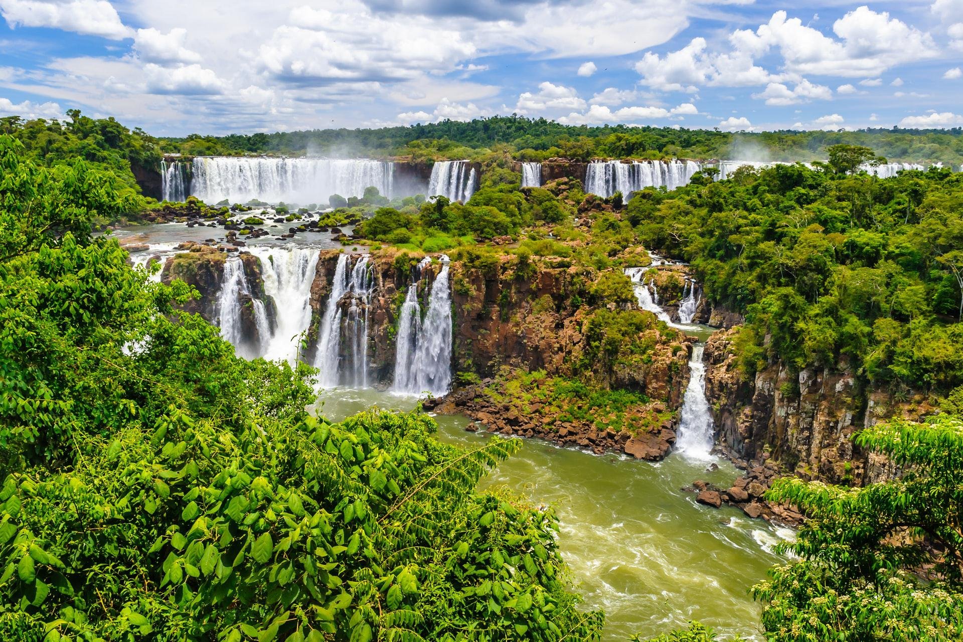 Os degraus das Cataratas do Iguaçu foram formados por derramamentos de lava (Fonte: Unplash/Alexander Schimmeck)