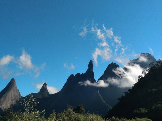 A paisagem da Serra do Mar foi formada pela intensa atividade vulcânica da região, no passado (Fonte: Wikimedia Commons/w. candido)