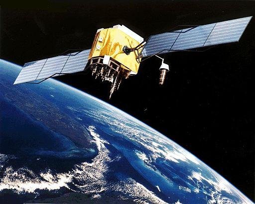 Imagem antiga representando um dos satélites responsáveis pelo projeto do GPS (Fonte: Wikimedia Commons/NASA)
