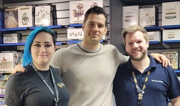 Henry Cavill visita Warhammer World e empolga fãs da franquia