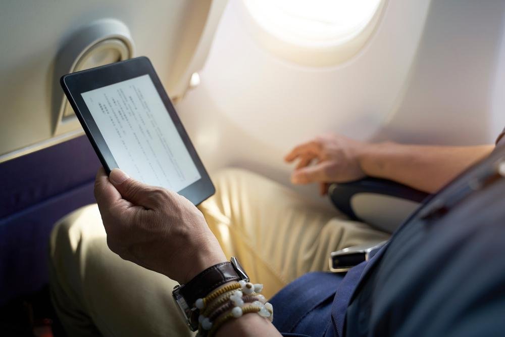 Para quem viaja, o Kindle é mais leve para carregar na mala