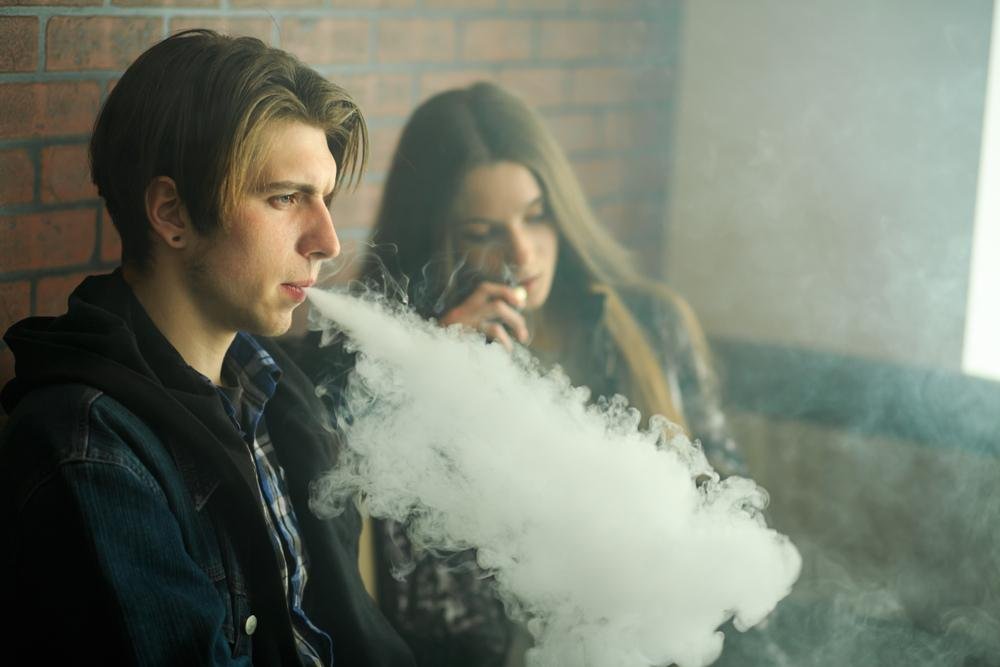 O uso dos cigarros eletrônicos tem se tornado popular principalmente entre os jovens (Fonte: Shutterstock)