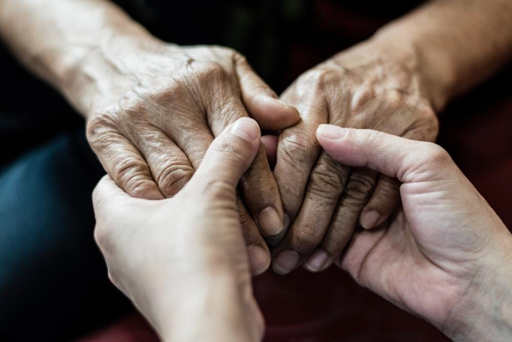 Mal de Alzheimer geralmente atinge pessoas mais velhas
