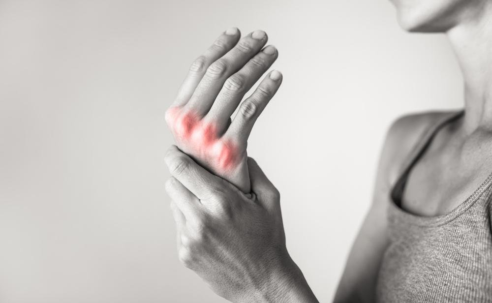 Dores nos músculos, tendões e articulações são sintomas do problema (Fonte: Shutterstock)